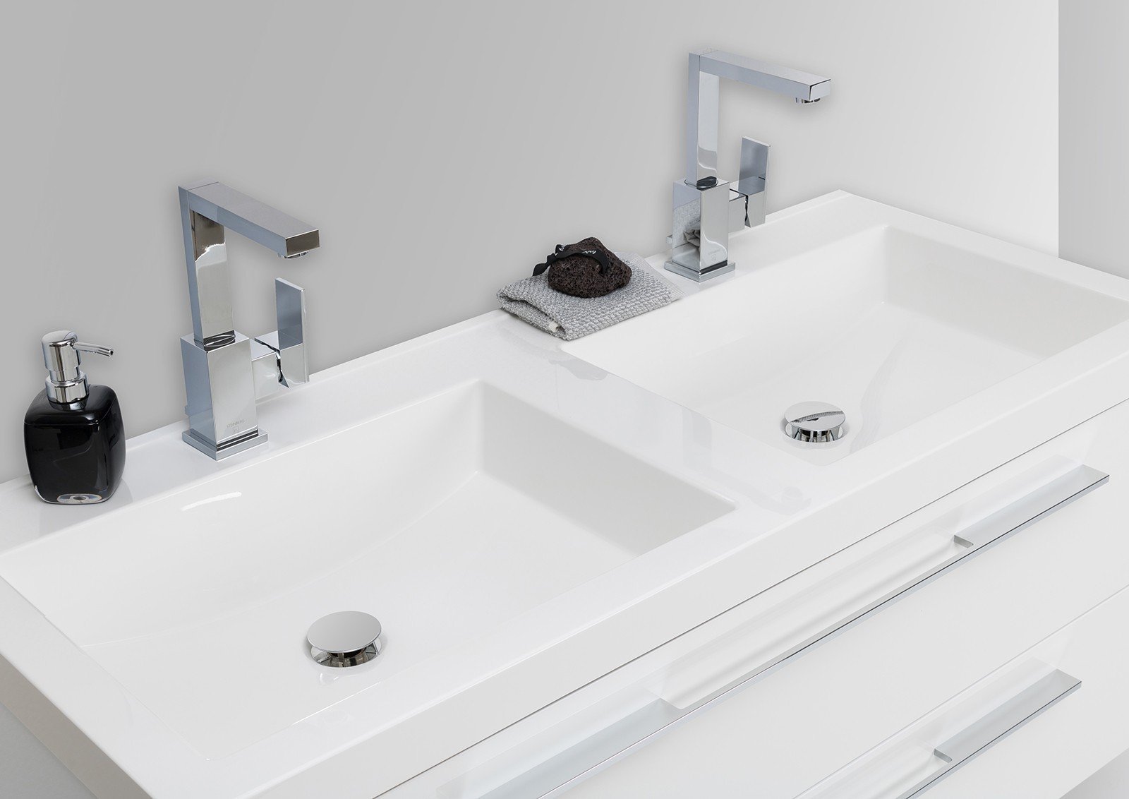 Design Badezimmermöbel Set mit Doppelwaschbecken und LED Lichtspiegel