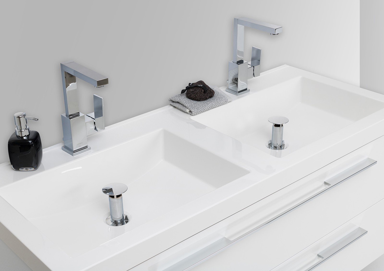 Design Badezimmermöbel Set mit Doppelwaschbecken und LED Lichtspiegel